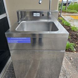 
Hybrid (contact info removed) Stainless Steel Portable Hand Sink “NO TOUCH” Electric 120v or Battery Operated.
New one Price over $1,600.00
