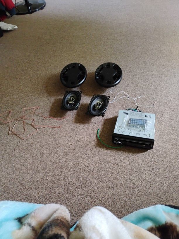 Xovision Carcd Player And 4 Speakers