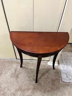 The Bombay company wood console table details in the photo pickup Gaithersburg md20877