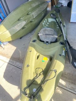 2 kayaks and oars / Fishing kayaks