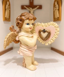 Vintage Style Cherub Angel Figurine Holding Pink Heart – Gold Wings Romantic Decor