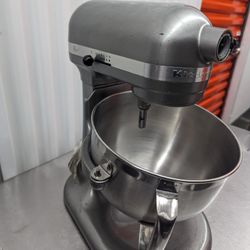 Kitchen Aid 6qt Mixer With Accesories 