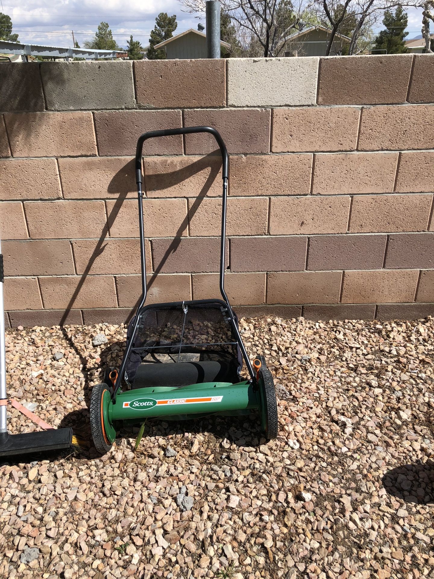 Scotts 20 in. Manual Walk Behind Reel Mower with Grass Catcher ( 2left