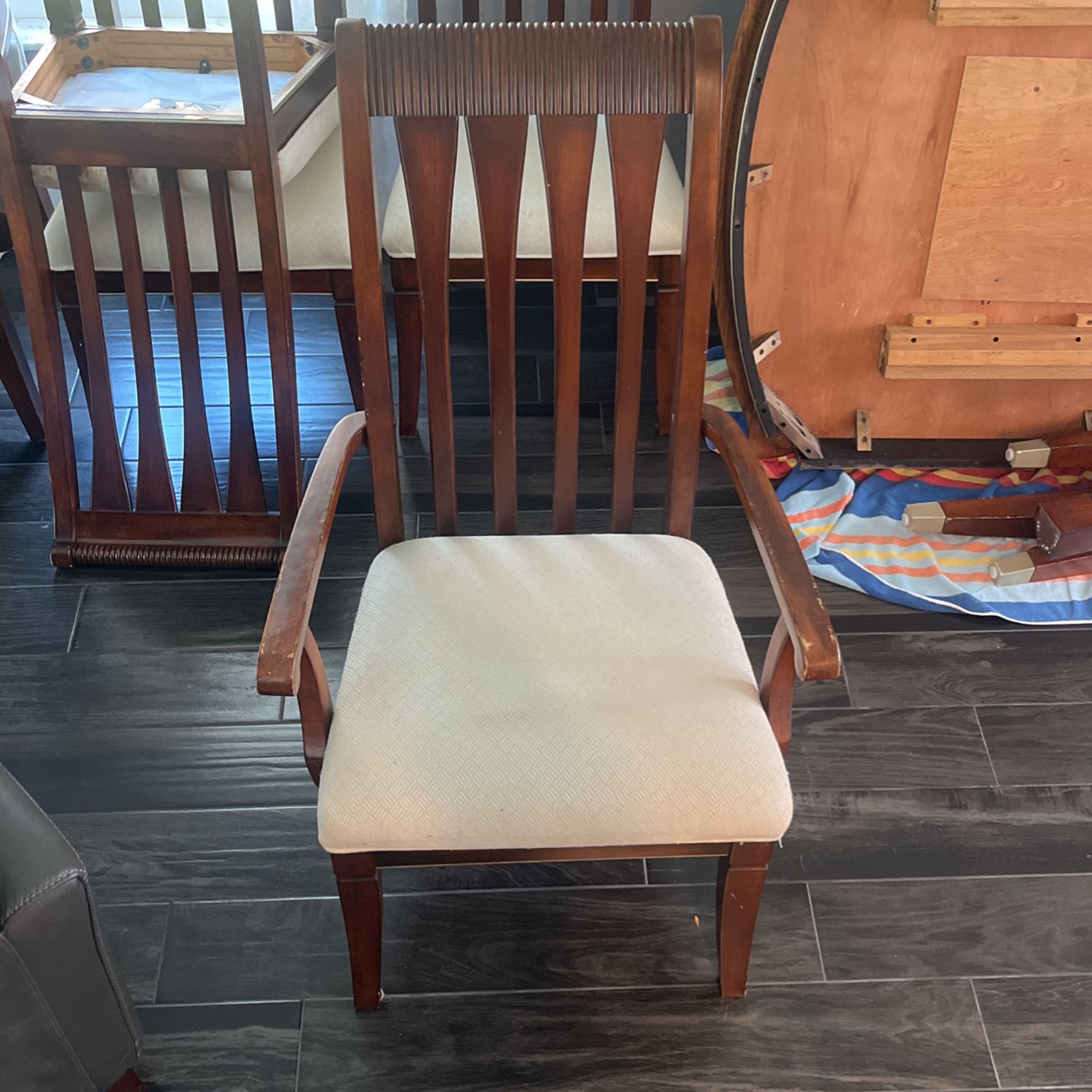 Dining Room Chairs Good Condition 
