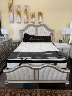 Queen bed room set( Queen bed frame, dresser, mirror 1 night stand on