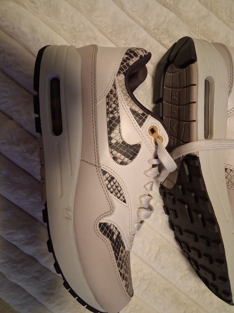 Sz 8 Fits 7 Brand New Nike Air