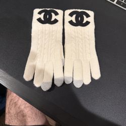 Chanel Woman’s Gloves 