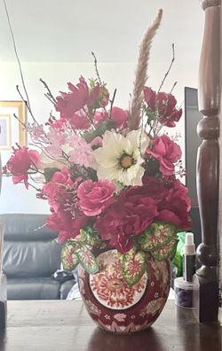 Elegant flower arrangement with large Asian vase