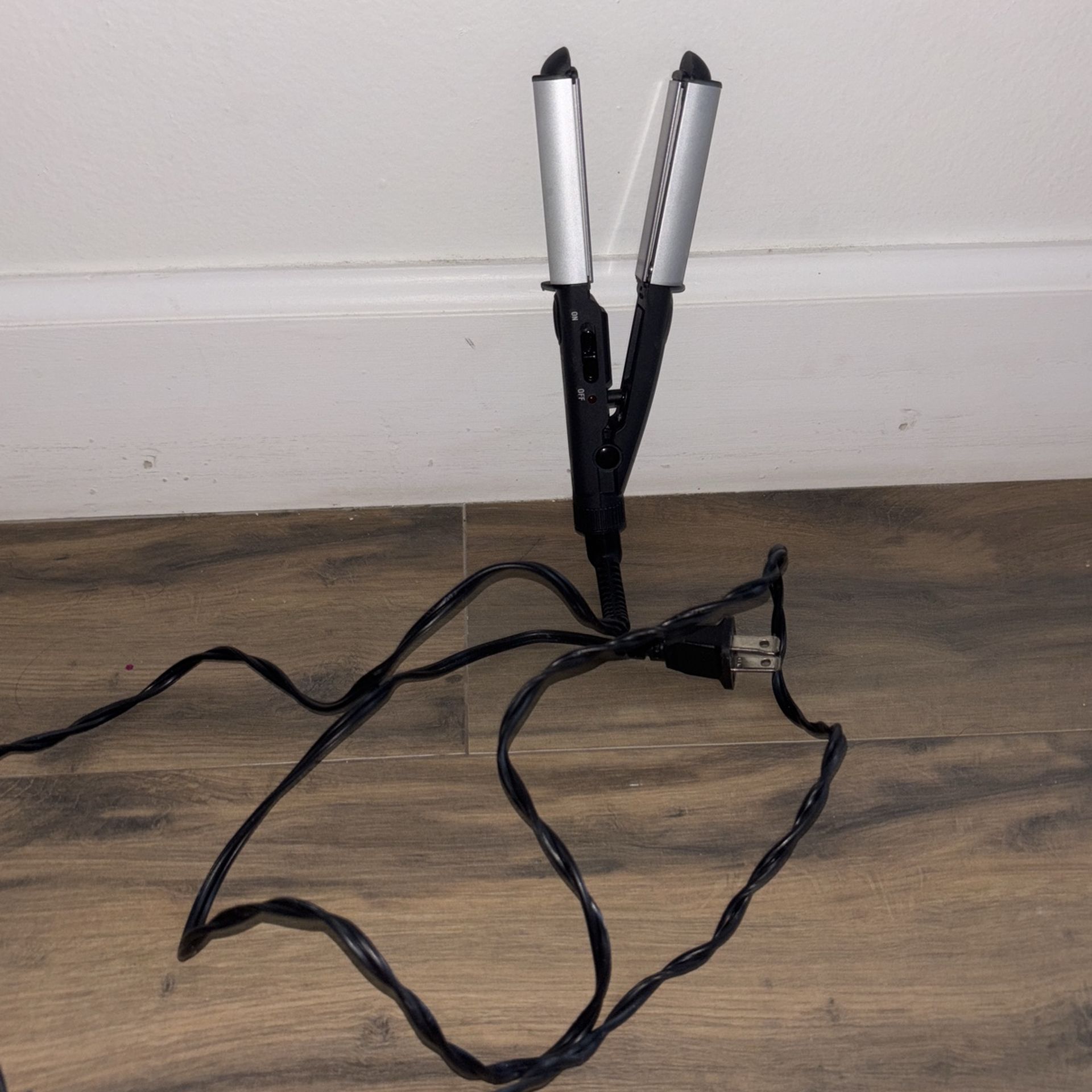 Conair Hair Flat Iron/ Hair Straightener. Mini Size (6 In) Quick Heating