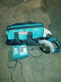 Makita  saw and battery charger w/ bag/ not testing bring battery to test