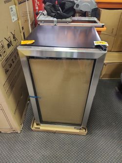 NewAir
19 in. Single Zone 126 (12 oz.) Cans, Beverage and Wine Cooler Fridge with Flip Shelf, in Stainless Steel