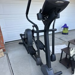 Life Fitness X5i Elliptical Cross Trainer for Home Gym