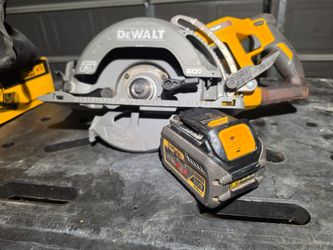 Flexvolt worm drive Circular saw+ battery