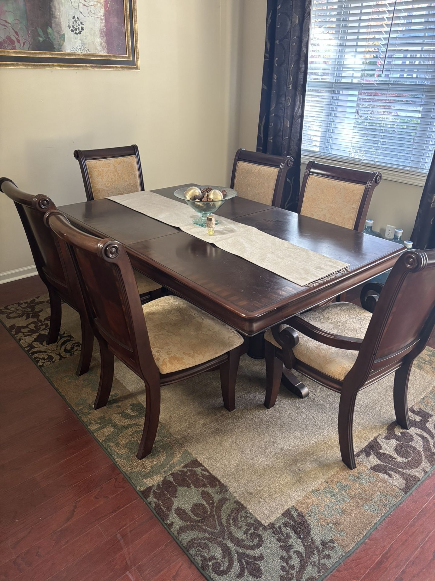 Dining Room Table & Chairs