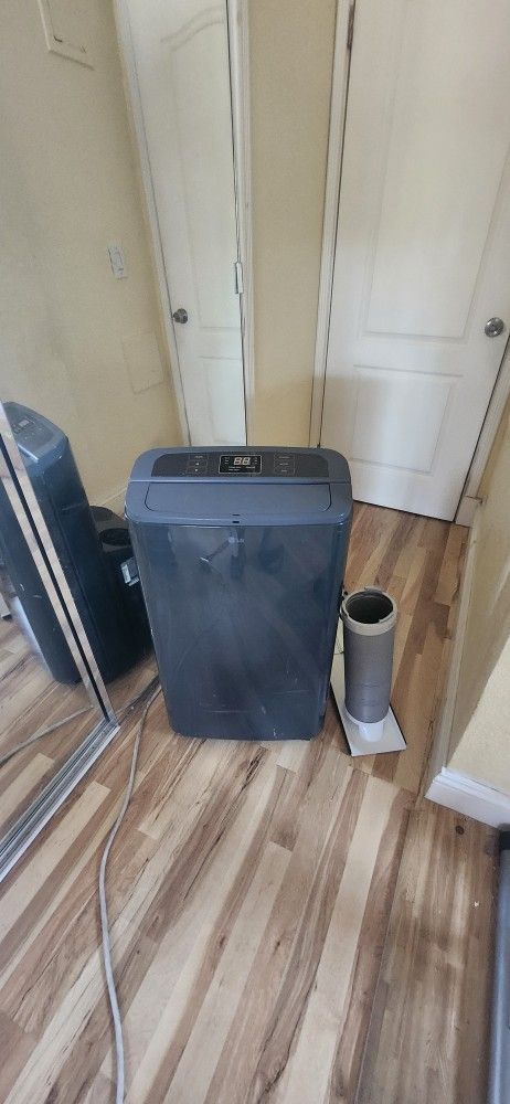 Portable air conditioner by LG model LP1213GXR 12000 BTU in excellent working condition