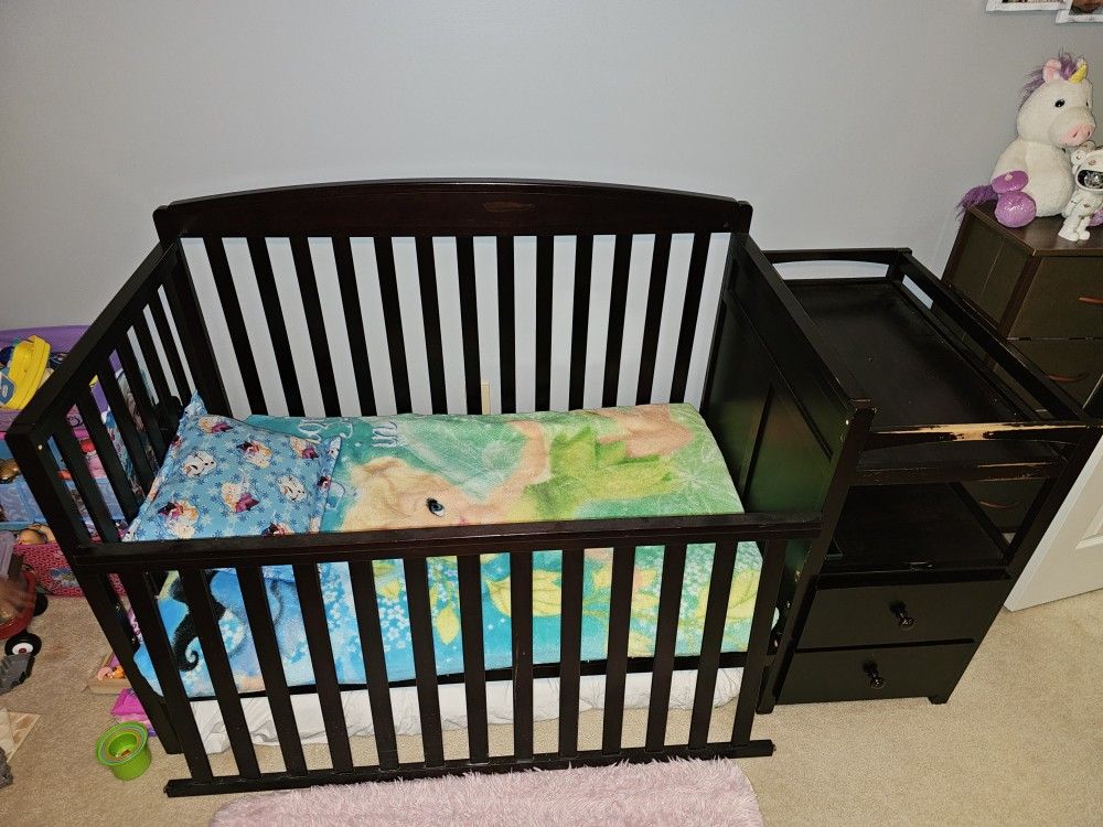 4 In 1 Crib With Changing Table/Drawers