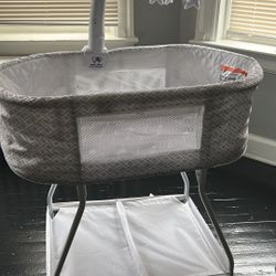 Delta Children Bassinet 