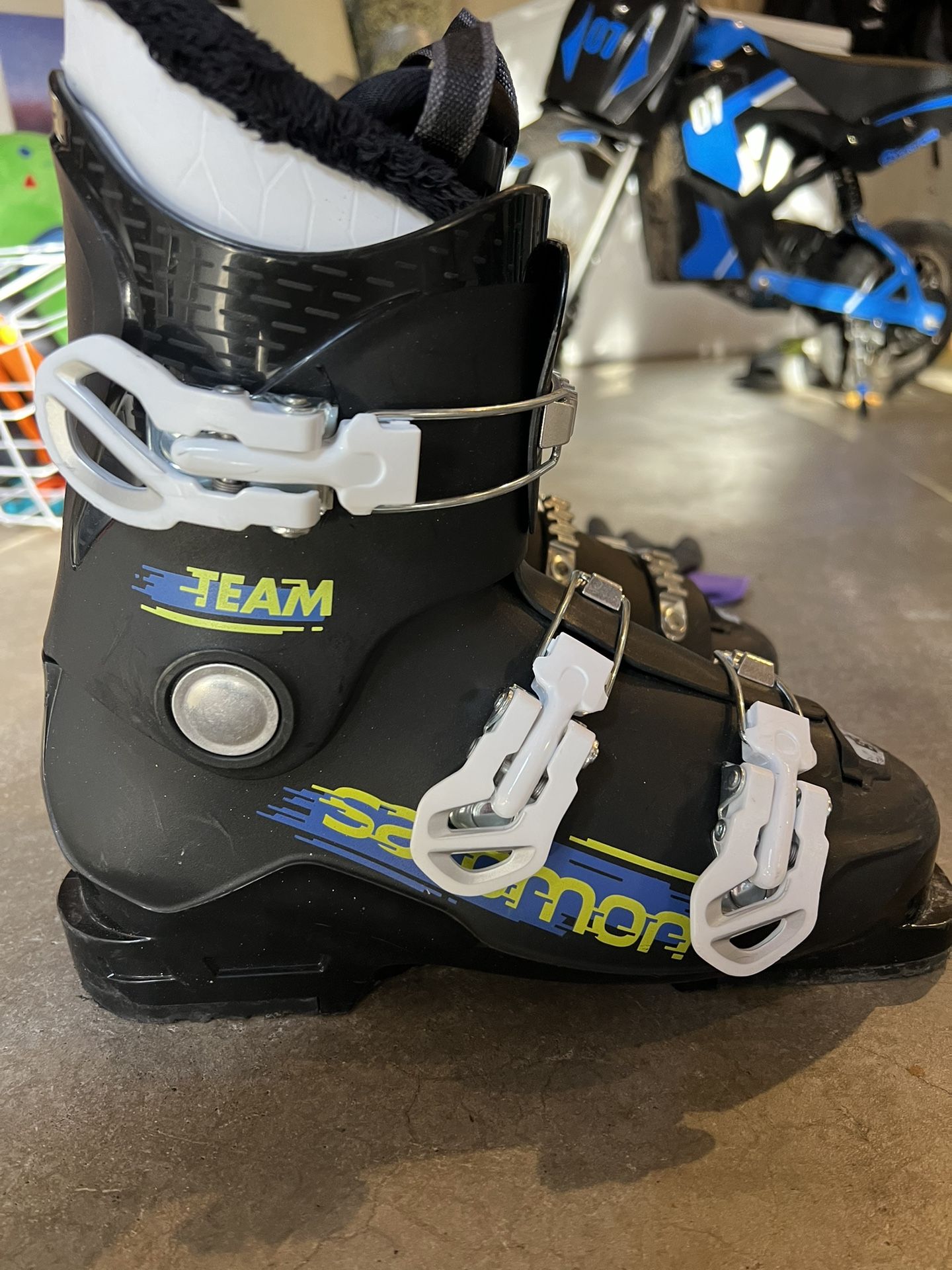 Salmon Boys Ski Boot