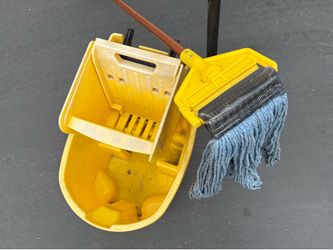 Bucket and ringer with free mop