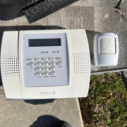 Honeywell LYNXPLUS2 Security  Panel And Motion Sensor 