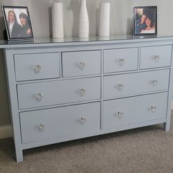 BEAUTIFUL LIGHT BLUE GREY 8 DRAWERS DRESSER LIKE NEW GREAT SHAPE WITH NEW  CRYSTAL KNOBS