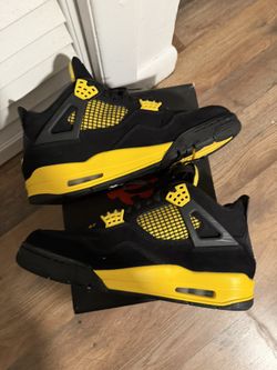 Jordan 4s Yellow Thunders Size 9.5