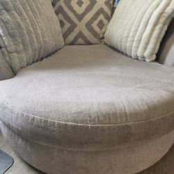 Large Swivel Chair 
