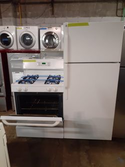 2 pc set GE top freezer refrigerator and gas stove In excellent conditions with 4 months warranty