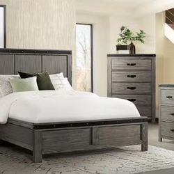 7 -Drawer Standard Dresser and 2 Matching Nightstands
