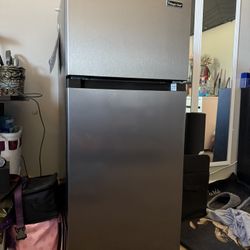 Mini fridge with freezer