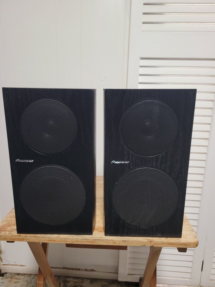 PIONEER BOOKSHELF SPEAKERS