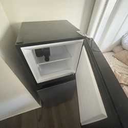 Mini refrigerator