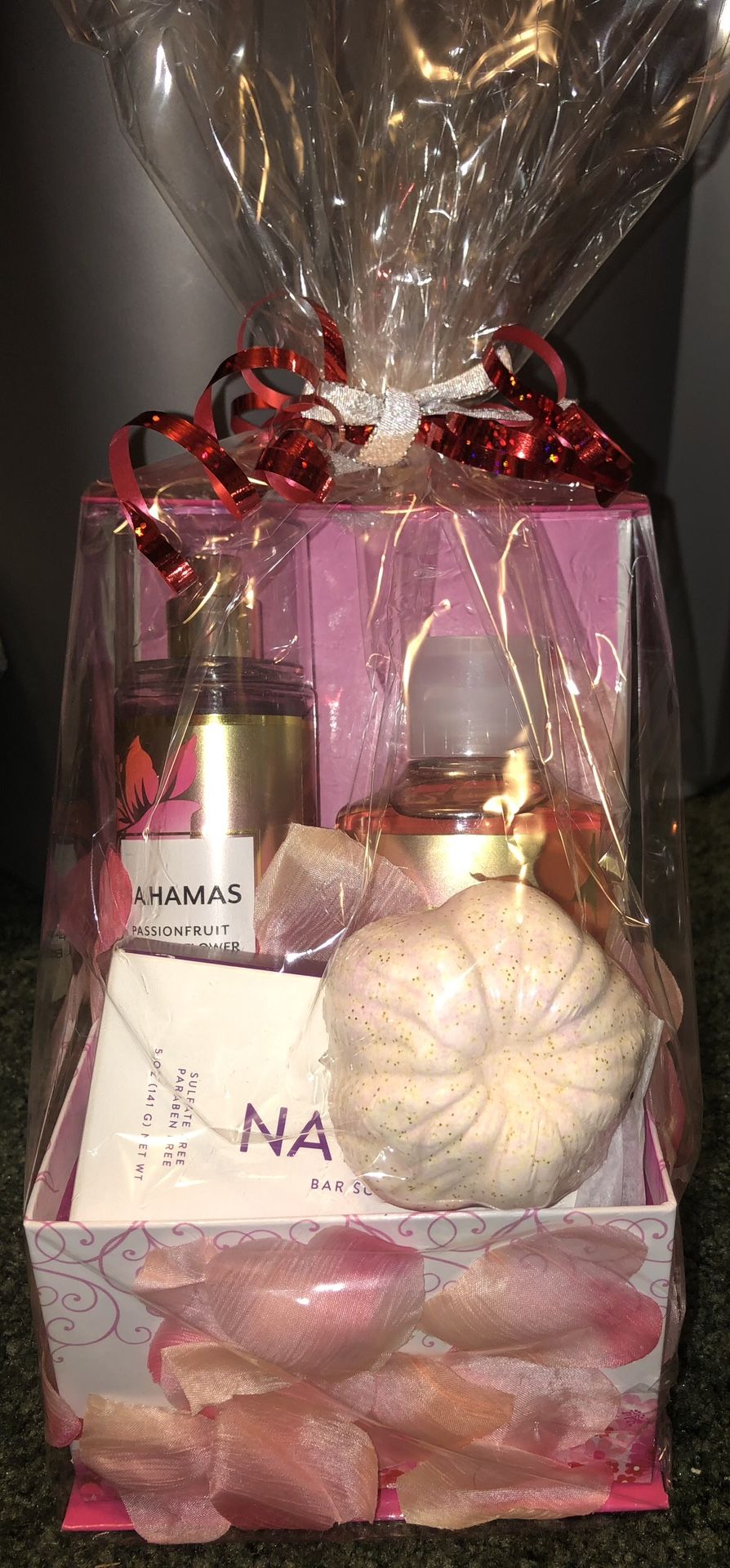 SELF CARE LADIES HOLIDAY GIFT BASKET NEW!