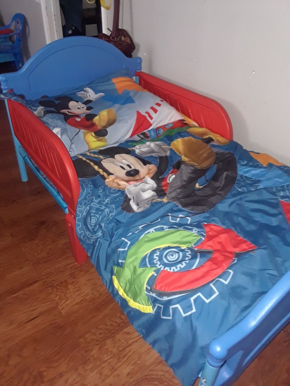 toddler bed with Mickey mouse comfort set