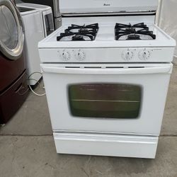 Amana beautiful White gas stove in great working condition. All burners and the oven work perfectly. Looks like new, very clean and wel