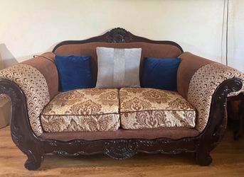 Vintage Couch With Pillows And Cover