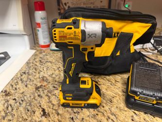New dcf845 with 2 batteries charger and bag
