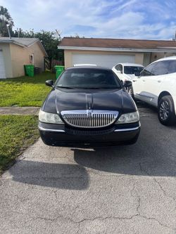 2010 lincoln towncar  for sale $5000 obo