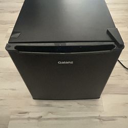 Galanz Refrigerator Height 19in Length 17in