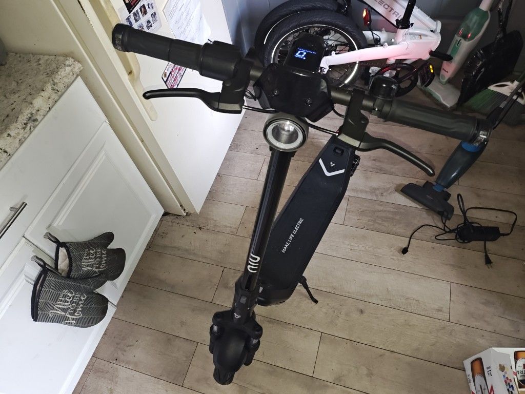 NIU - KQi 300P Foldable Electric Kick Scooter W/ 30 mi Max Range & 20 mph Max Speed - Black