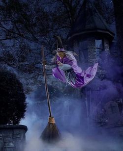 Bruja 🧙‍♀️ flotante 12 pies de altura .