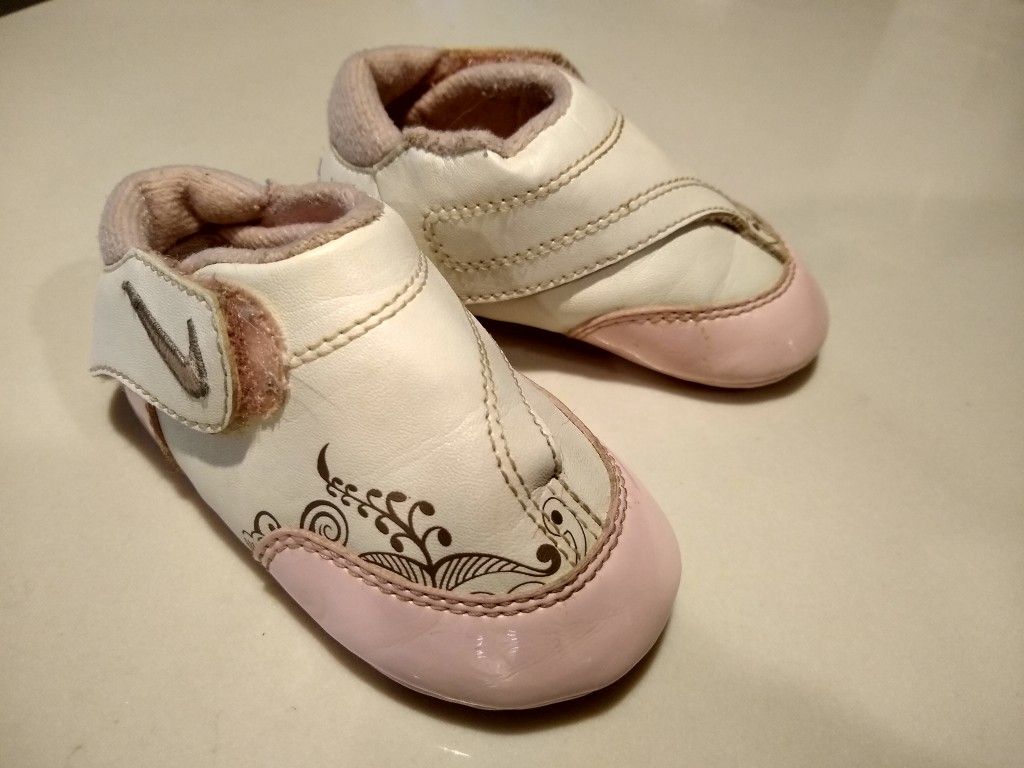 Nike baby girl shoes, size 3C. Easy to put on and off.