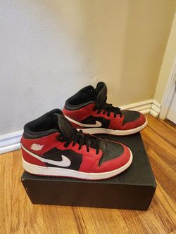 Nike Air Jordan 1 Mid GS size 7Y boys