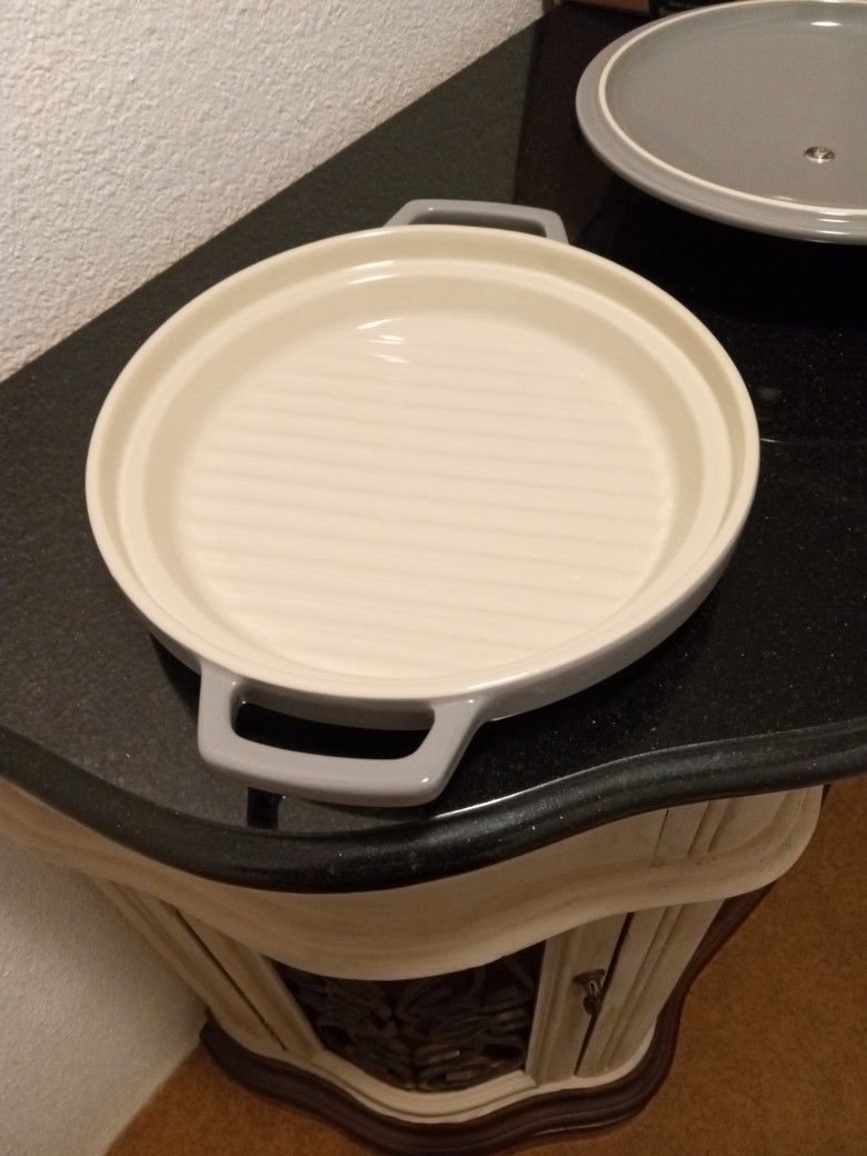 Gray Casserole Dish With Lid In Great Condition