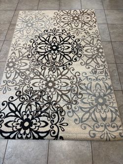 New 5x8 area rug new