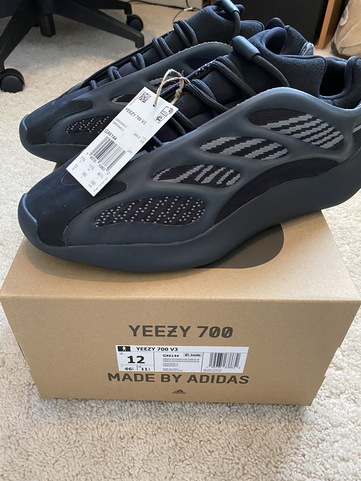adidas Yeezy 700 V3 Dark Glow Size 12M