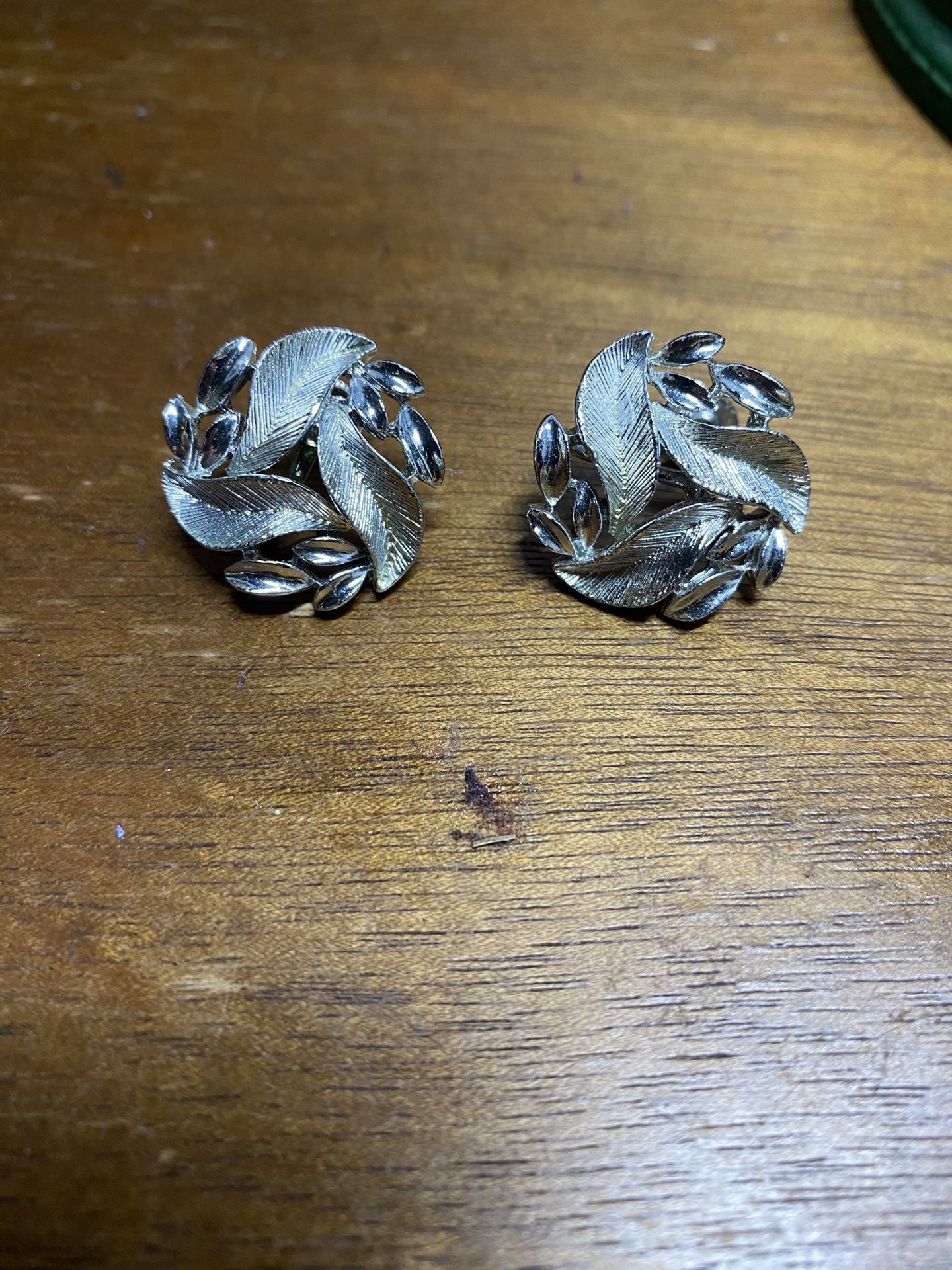 Lisner silver-tone leaf design clip-on earrings