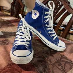 Converse canvas sneakers—specifically the Chuck Taylor model—size 7 (Men's) / 9 (Women's