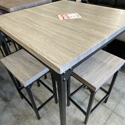 Square Counter Height Table With 4 stools 