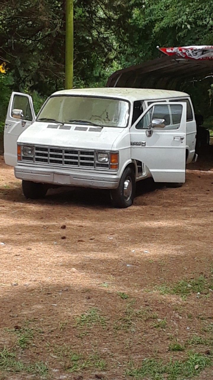 1 B350 And B250 Dodge vans 